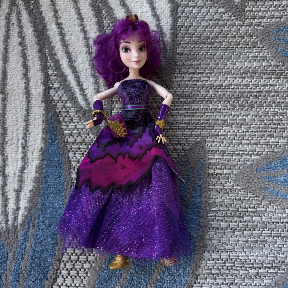 Disney‎ Descendants 2 Isle of the Lost Royal Yacht Ball Mel Deluxe Hasbro Doll